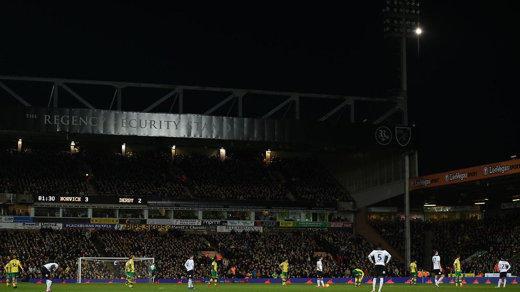 Norwichin kotistadionin valonheitin sammui kesken ottelun.