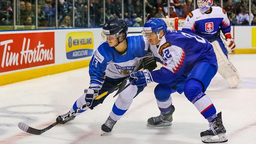Suomen hyökkääjä Valtteri Puustinen (vasemmalla) sai jäähyn, vaikka ei ollut edes kentällä nuorten MM-kisojen ottelussa Slovakiaa vastaan.