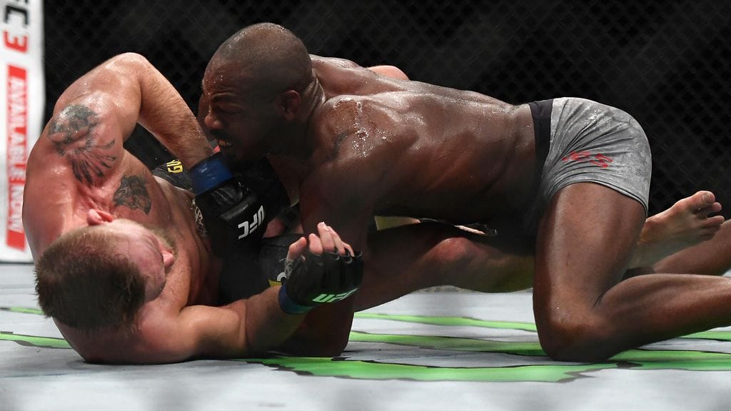 Jon Jones rusikoi Alexander Gustafssonin keskeytyskuntoon kolmannessa erässä.