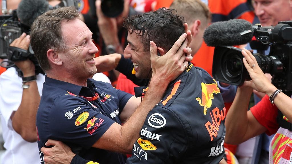 Christian Horner (vas.) ja Daniel Ricciardo iloitsevat yhdessä Monacon kisavoitosta toukokuussa 2018.