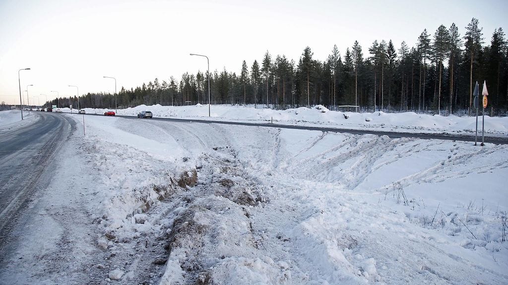 Jälkiä onnettomuuspaikalla onnettomuuden jälkeisenä päivänä Nelostiellä Haukiputaalla Oulussa 30. joulukuuta 2018.