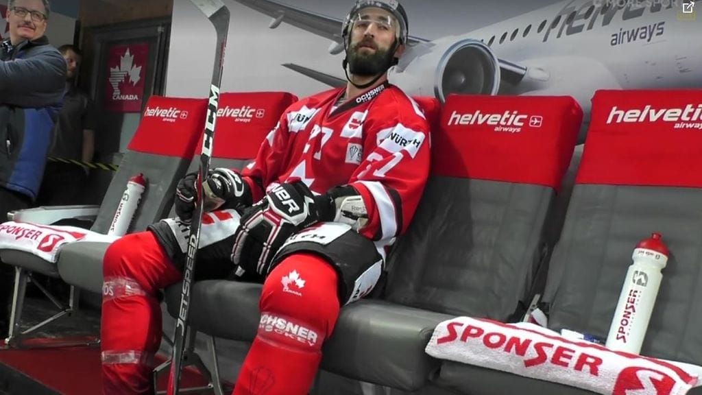 HIFK:n paidasta tuttu Kyle Quincey pääsi istahtamaan lentokoneen penkille.