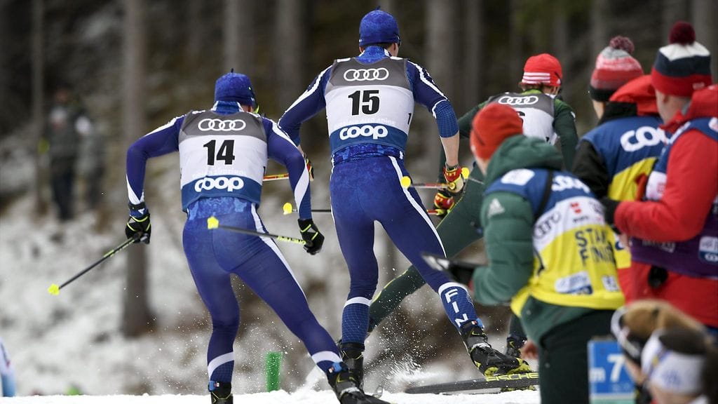 Matti Heikkinen ja Ristomatti Hakola hiihtivät letkassa Toblachissa sunnuntaina.