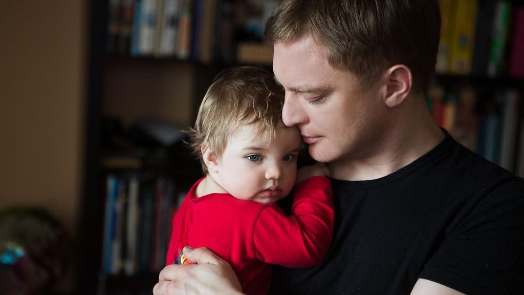 Myös isät voivat kokea synnytyksen jälkeistä masennusta. Kuvituskuva.