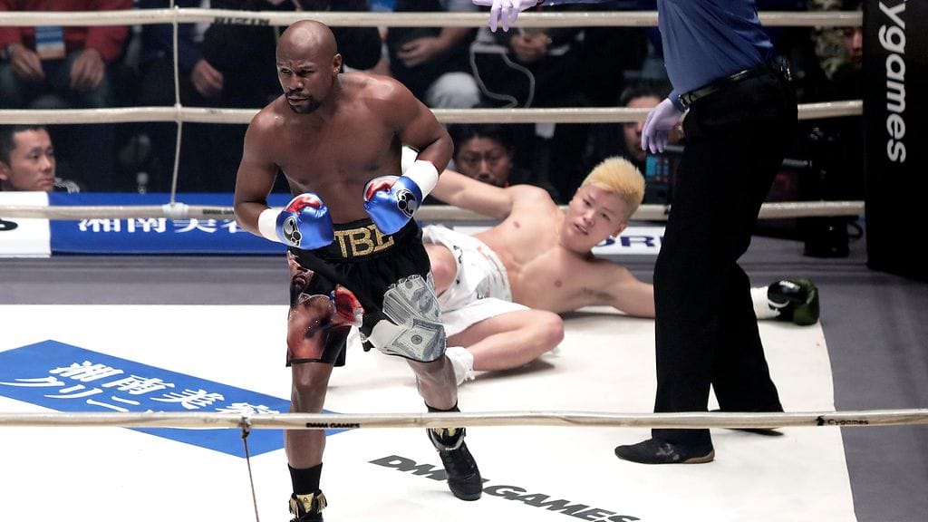 Tuttu näky. Floyd Mayweather laittoi Tenshin Nasukawan maihin useaan otteeseen.
