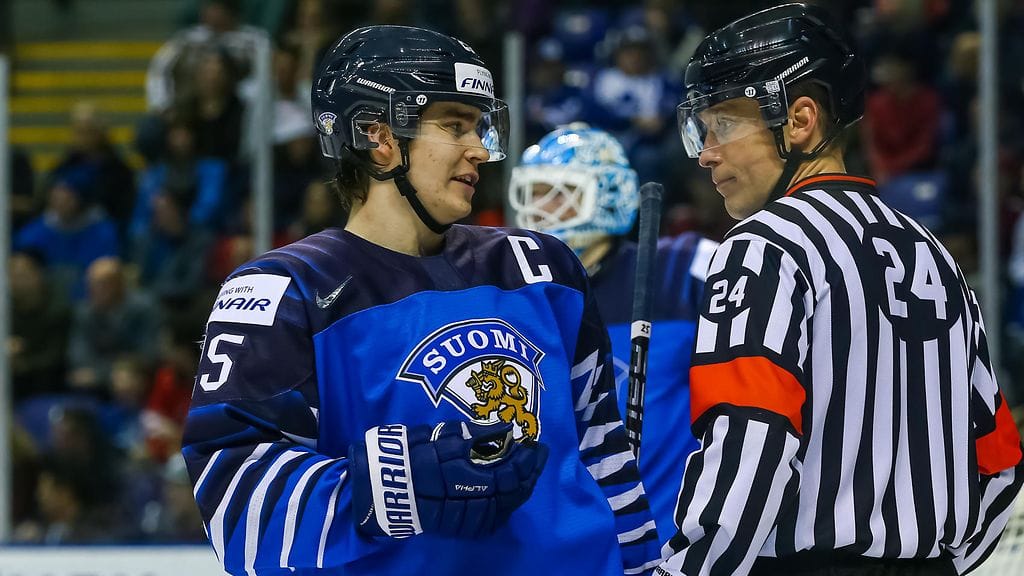 Suomen joukkueen kapteeni Aarne Talvitie on nostettu nyt Nuorten Leijonien ykkösketjun laitaan.