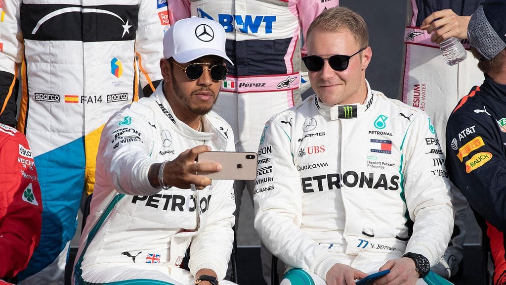 Mercedeksen Lewis Hamilton ja Valtteri Bottas vastailivat fanien kysymyksiin.