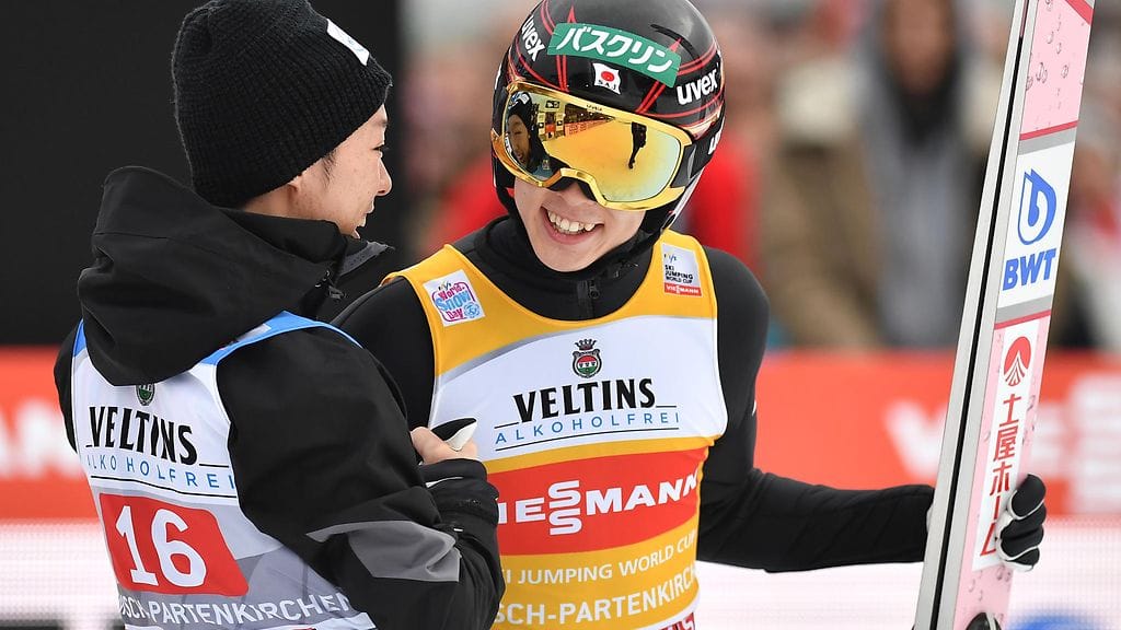 Japanin Ryoyu Kobayashi juhli toista mäkiviikon osakilpailun voittoa.