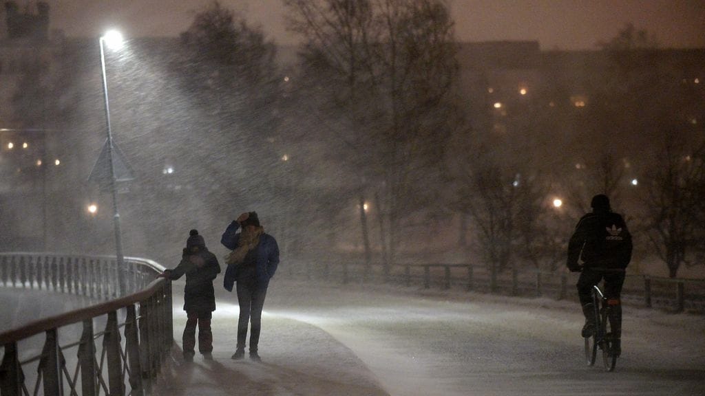 Tuulen nopeus on yltänyt yön aikana hirmumyrskylukemiin.