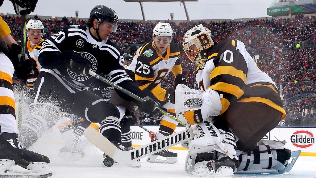 Tuukka Rask oli Bostonin kantavia voimia 4-2-voitossa Chicagoa vastaan Notre Damen jenkkifutisstadionilla.