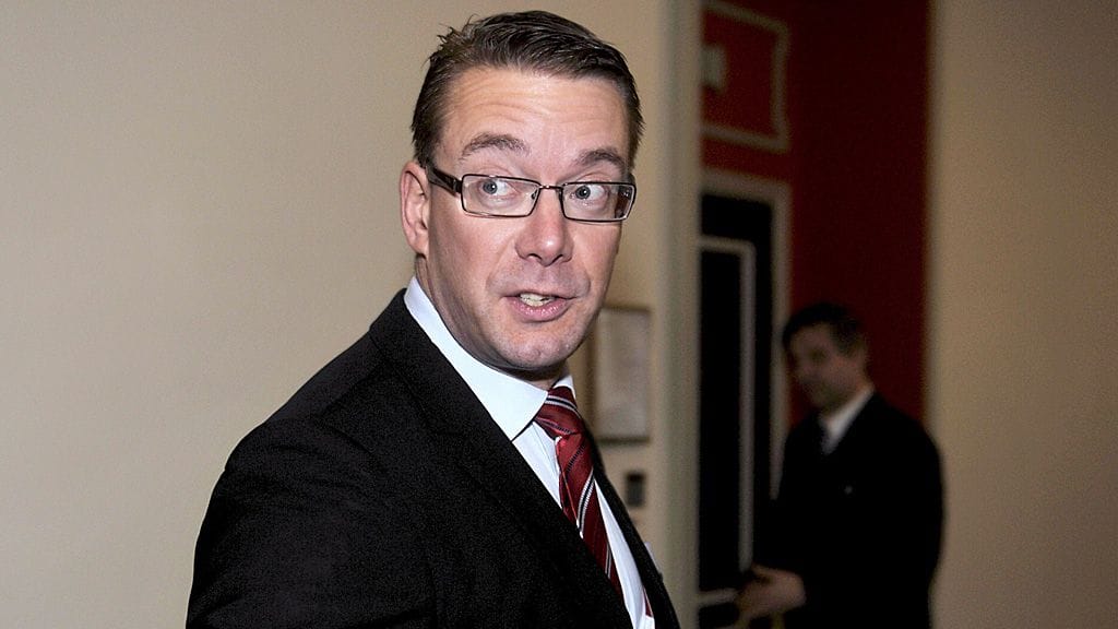 Dragsvik-kohussa ryvettynyt Stefan Wallin luopuu RKP:n puheenjohtajuudesta kesällä.