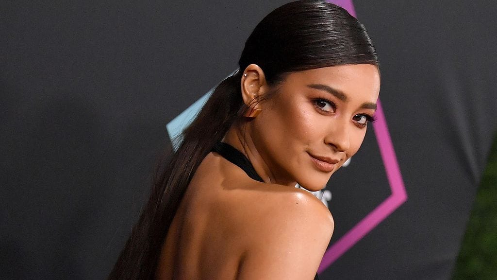 Shay Mitchell kuvattuna People's Choice Awards -gaalassa marraskuussa 2018.