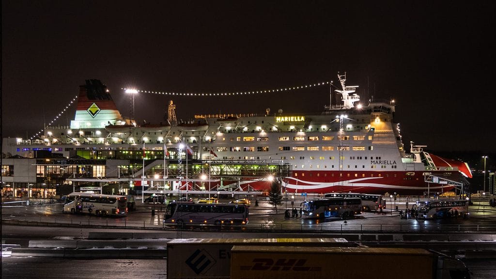 MTV vieraili Tukholman satamassa, jossa vain muutamat kymmenet matkustajat lähtivät Suomea kohti. Arkistokuva.