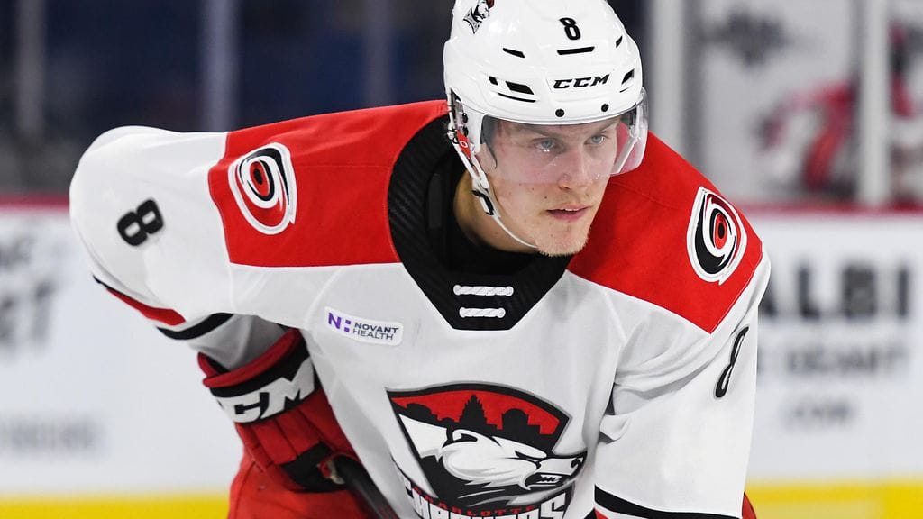 Saku Mäenalanen nostettiin AHL:stä ylös Carolina Hurricanesin miehistöön.