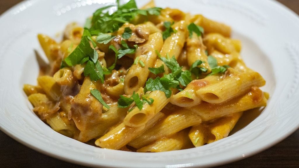 Loraus vodkaa antaa yllättävää makua pastakastikkeeseen.