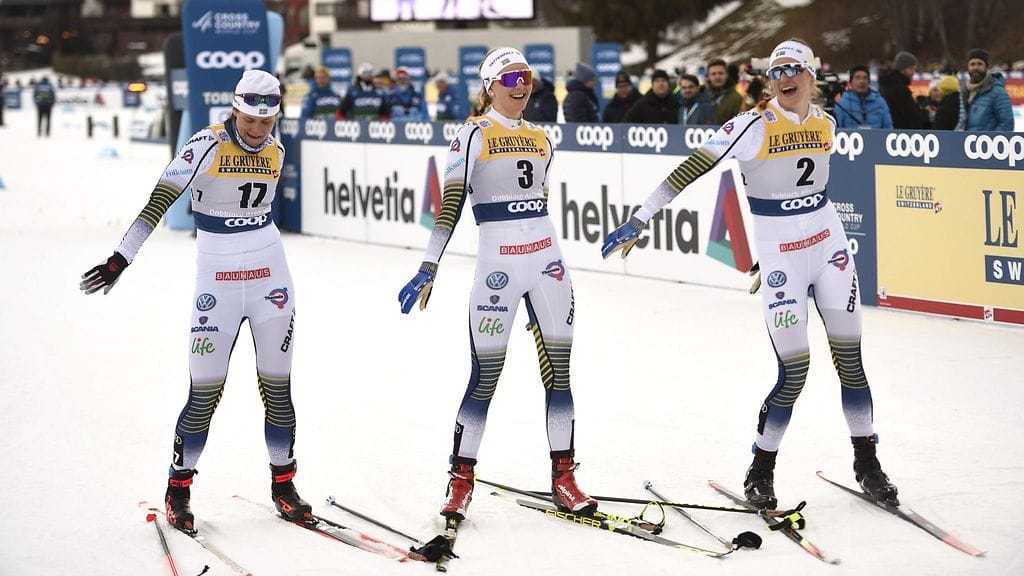 Ida Ingemarsdotter, Stina Nilsson ja Linn Sömskar tuulettivat Toblachin sprintin jälkeen.