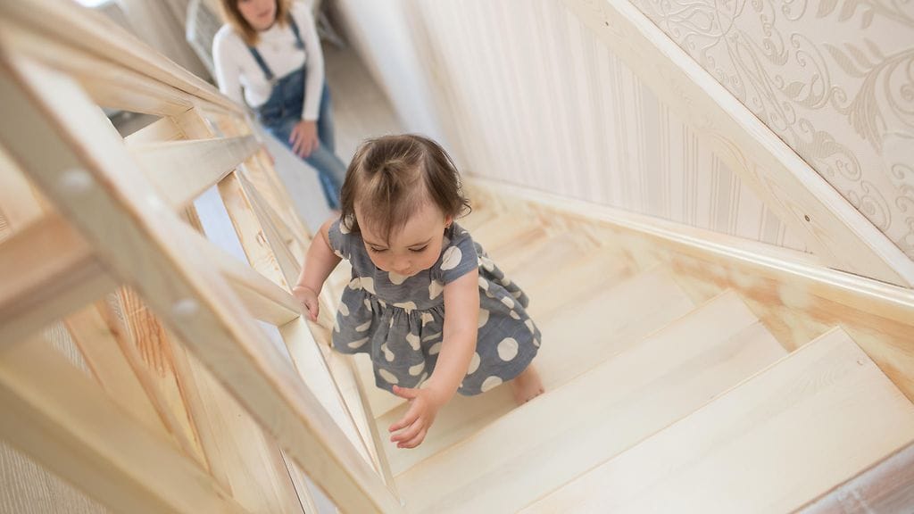 Äiti havahtui jostakin syystä aamuyöllä ja kuuli puhetta käytävästä. Kuvituskuva.