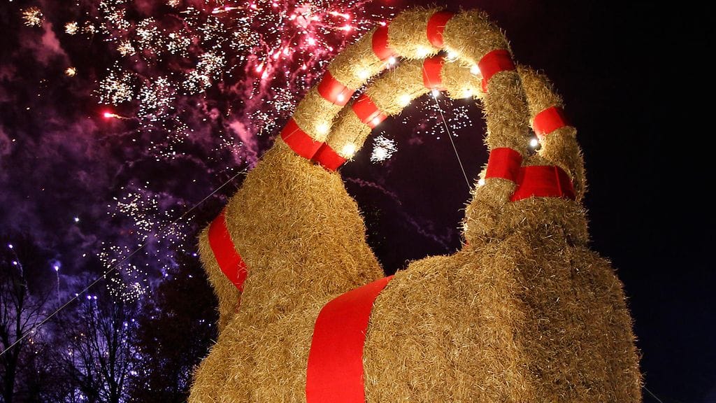 Gävlen olkipukki vuonna 2017, jolloin se myös selvisi tuhopolttajien mielihaluilta.