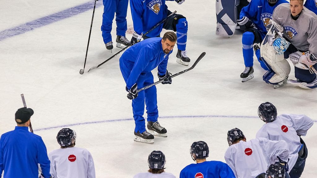 Nuorten Leijonien päävalmentaja Jussi Ahokas vetämässä harjoituksia.