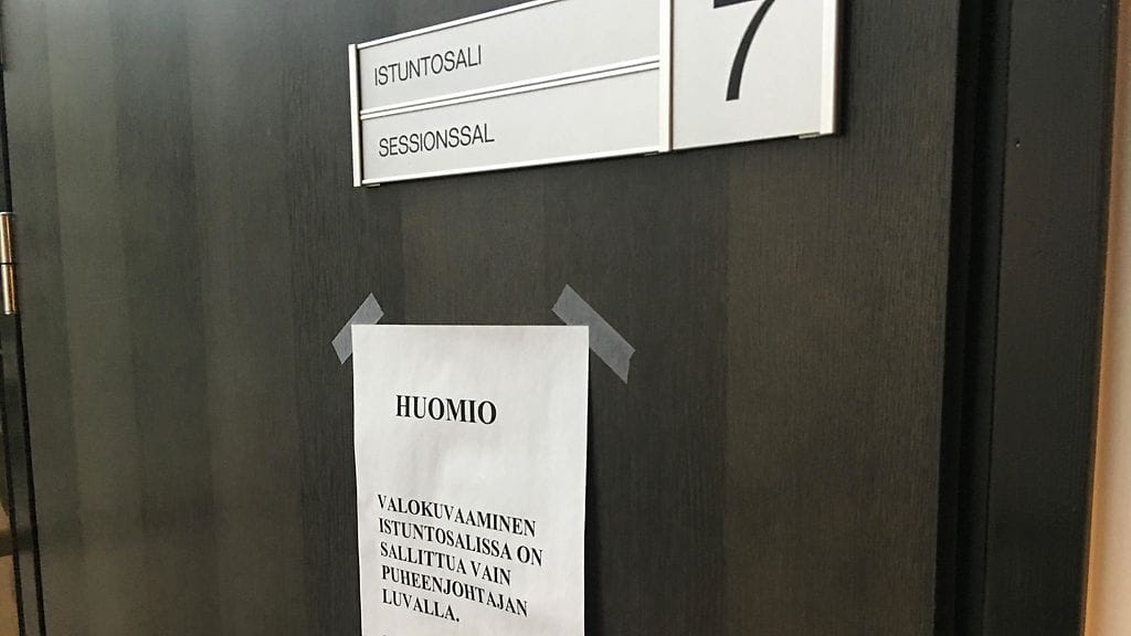 Oikeuden puheenjohtaja kielsi kuvaamisen salissa.