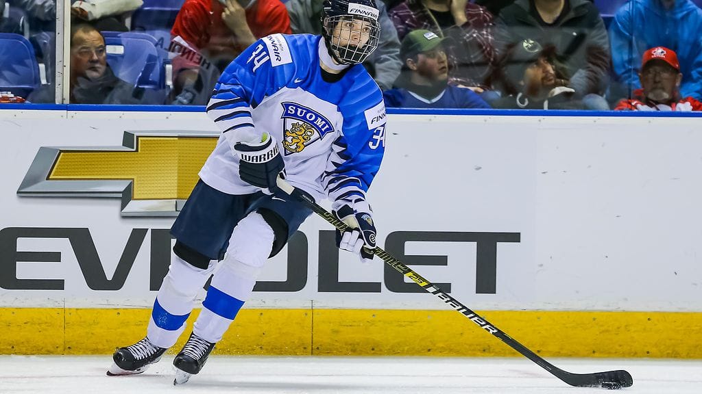 Nuorten Leijonien puolustaja Ville Heinola talutettin pois jäältä Kanada-puolivälieräottelun toisessa erässä.