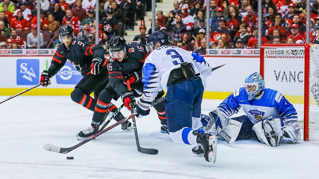 Toni Utunen (etualalla, numero 3) vastasi Suomen voittomaalista Kanada-puolivälieräottelussa.