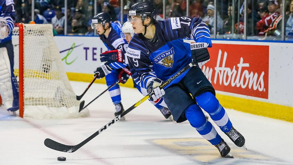 Rasmus Kupari naureskeli Toni Utusen hermoille, sillä puolustaja on ratkaissut tärkeitä pelejä aikaisemminkin.