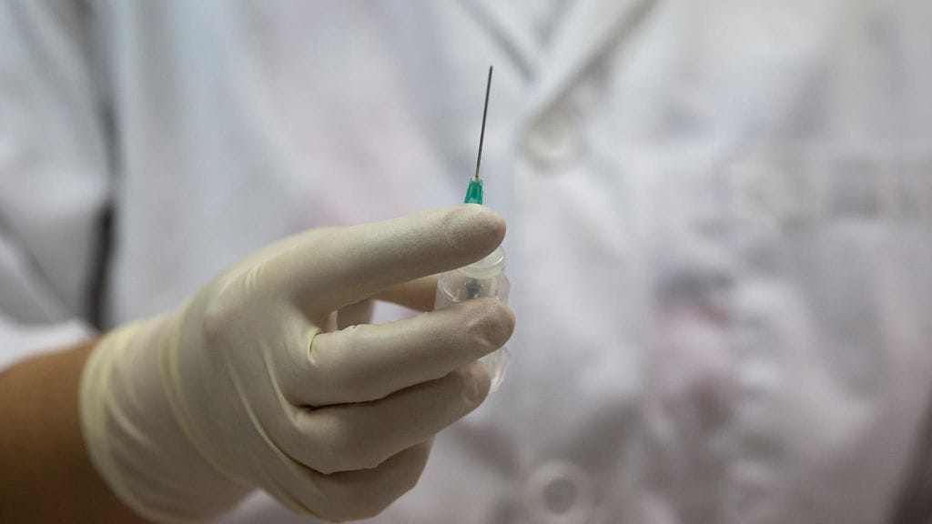 Kokeellisen hiv-rokotteen testaaminen keskeytettiin, koska se osoittautui toimimattomaksi virustartunnan estämisessä. Kuvituskuva.