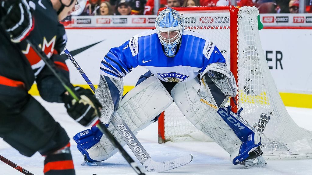 Ukko-Pekka Luukkonen teki kunnioittavan eleen Kanadan virkaveljelleen Michael DiPietrolle puolivälieräottelun jälkeen.
