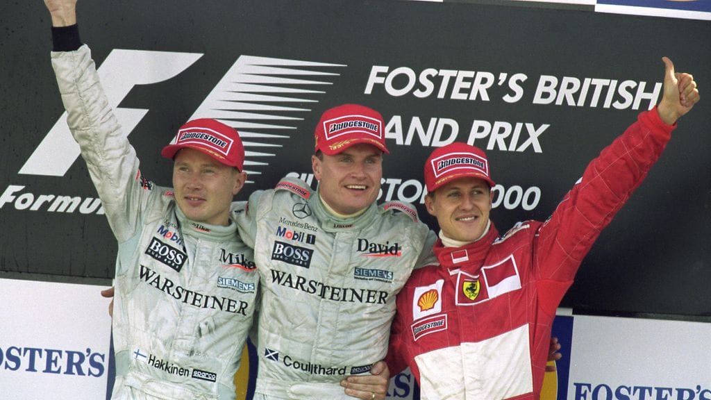 Mika Häkkinen (vas.), David Coulthard ja Michael Schumacher kävivät kovia taisteluita 2000-luvun vaihteessa.