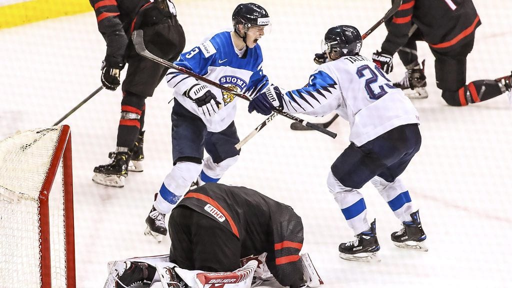 Toni Utunen ratkaisi pelin Suomelle, Aarne Talvitie oli onnittelemassa puolustajaa.