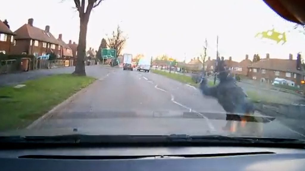 Ei herkille: Pikkupoika juoksi auton eteen – huijasi kuolemaa kahdesti