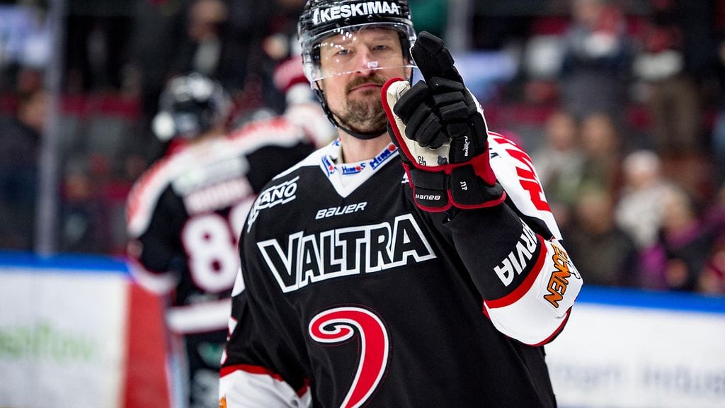 Nolan Yonkman suuttui vastustajan huitaisusta Raumalla.