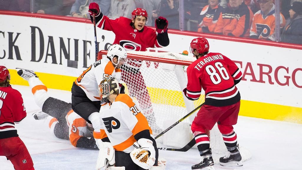 Sebastian Aho ja Teuvo Teräväinen tekivät tuhojaan Philadelphiassa.