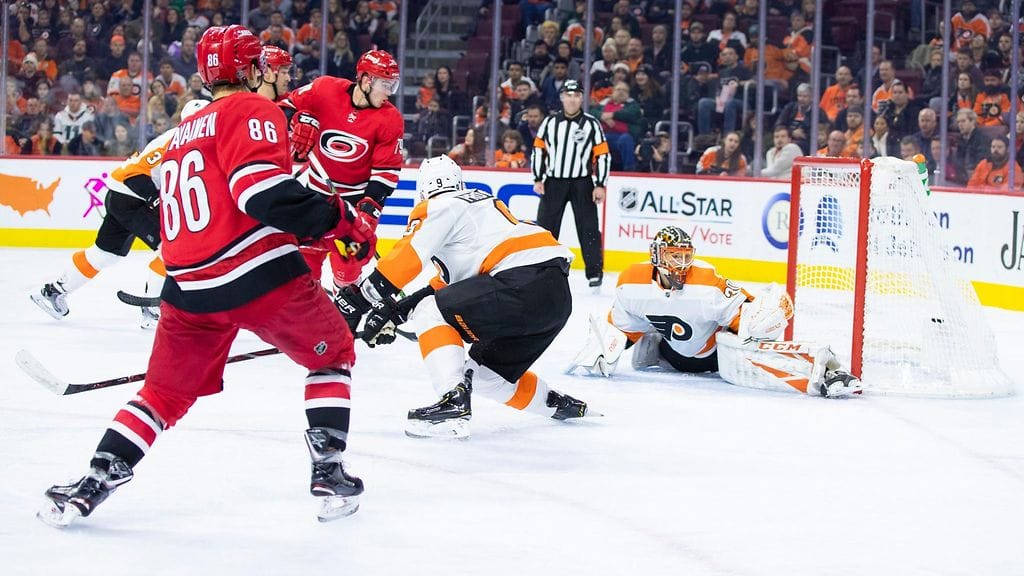 Teuvo Teräväinen pyyhkäisee Carolinan 3-0-johtoon Sebastian Ahon täydellisestä syötöstä.