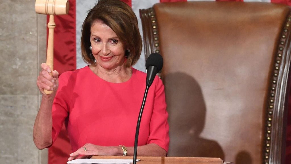 Aiemmin torstaina Trump pakotti edustajainhuoneen puhemiehen Nancy Pelosin perumaan matkansa Afganistaniin.