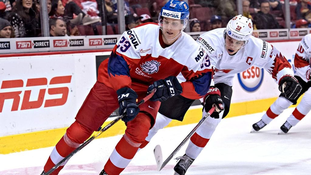 Sveitsin kapteeni Nando Eggenberger yritti napata kiekkoa pois Tshekin Daniel Bukacilta nuorten MM-kisoissa.