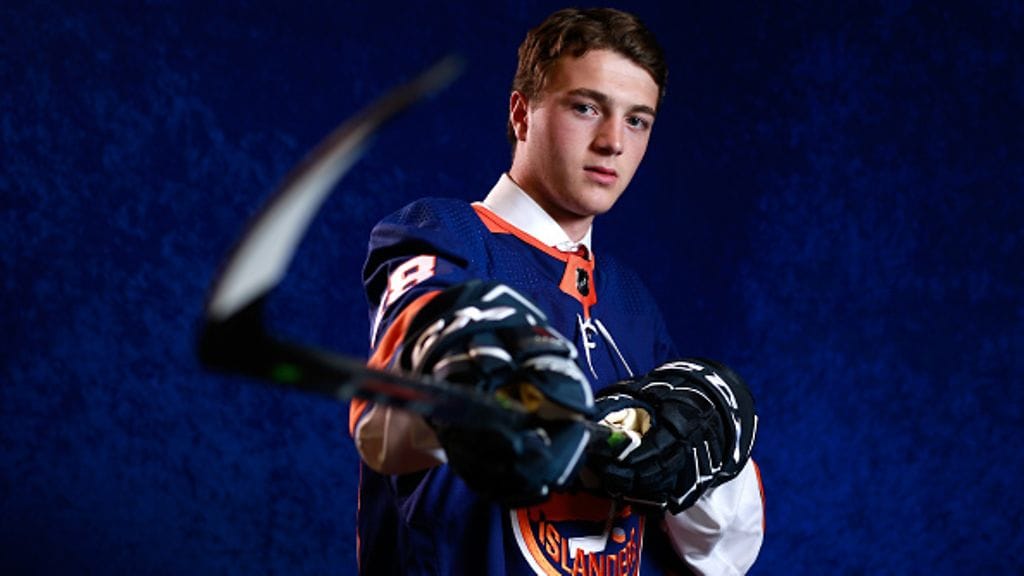 New York Islandersin varaama Noah Dobson sai uuden työvälineen suomalaiselta mailatehtaalta.