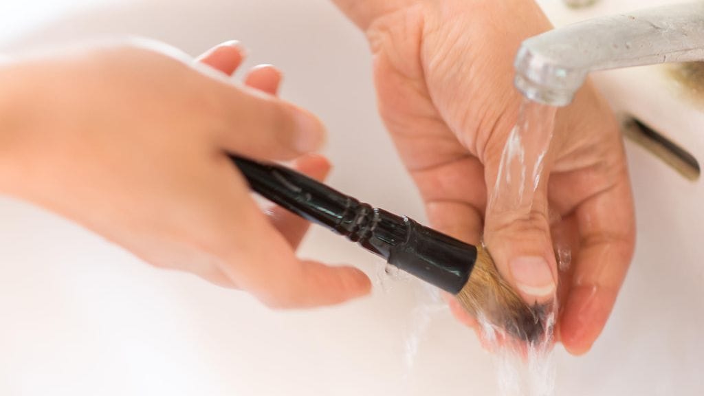 Meikkisiveltimet ja -sudit tulisi pestä viikoittain. Kuvituskuva.