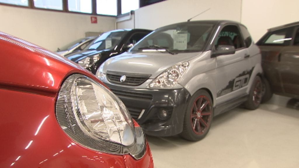 Mopoautot voivat pian kaikota katukuvasta.