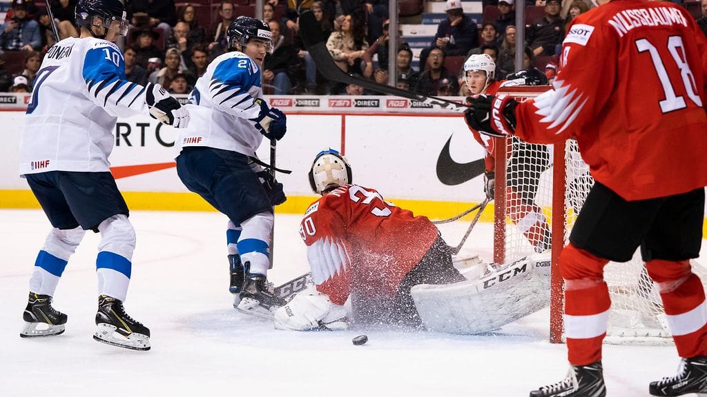 Aarne Talvitie (toinen valkopaita vasemmalta) iski kaksi maalia Suomen hurjan alun keskellä.