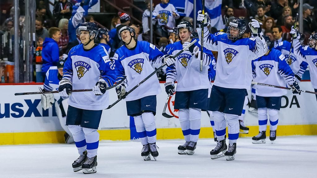 Suomi juhli 6-1-voittoa nuorten MM-kisojen välieräottelussa Sveitsiä vastaan.