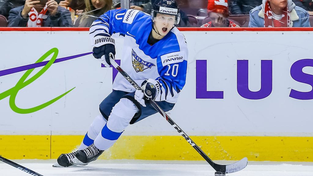 Aleksi Heponiemi keräsi kasaan tehot 1+3, kun Suomi kaatoi Sveitsin 6-1 nuorten MM-kisojen välieräottelussa.