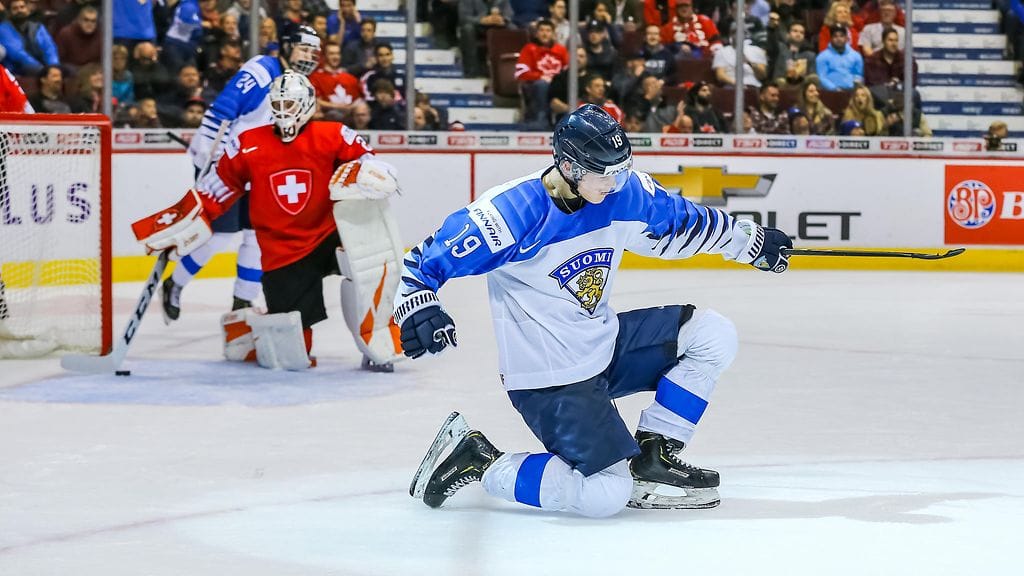 Rasmus Kupari tuuletti antaumuksella nuorten MM-kisojen avausosumaansa, kun Suomi kaatoi Sveitsin välieräottelussa 6-1.
