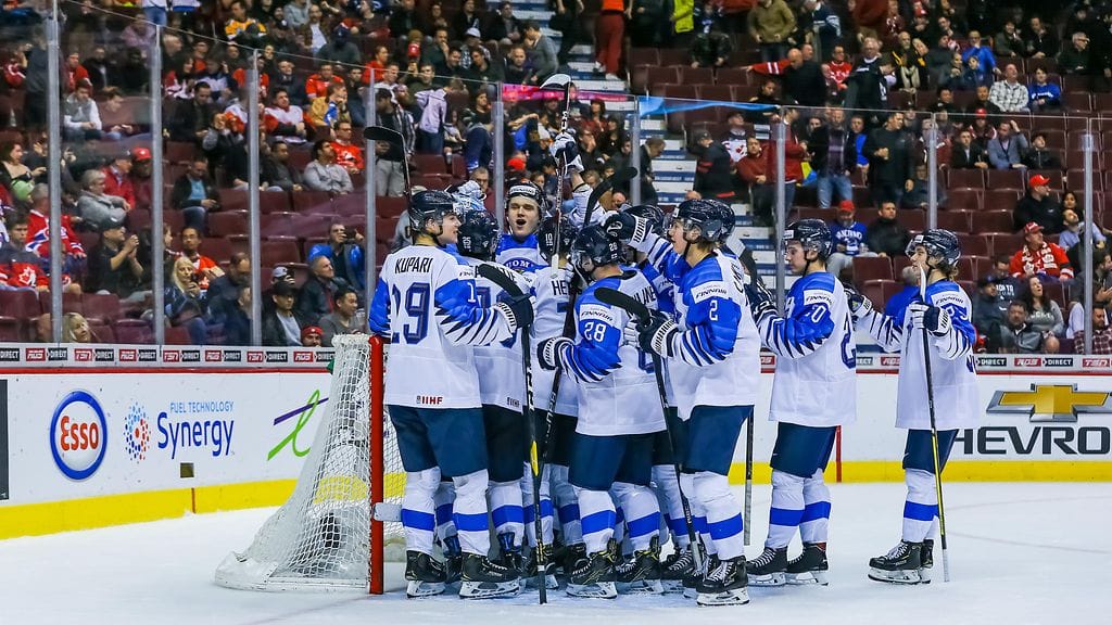 Suomi juhli MM-välierässä 6-1 voittoa Sveitsiä vastaan.