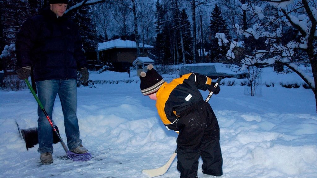 Timo Pärssinen pelasi pihalätkää poikansa Juuson kanssa Helsingissä vuonna 2004.