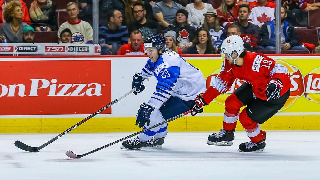 Eeli Tolvanen kiersi Sveitsin Davyd Barandunin nuorten MM-kisojen välieräpelissä.