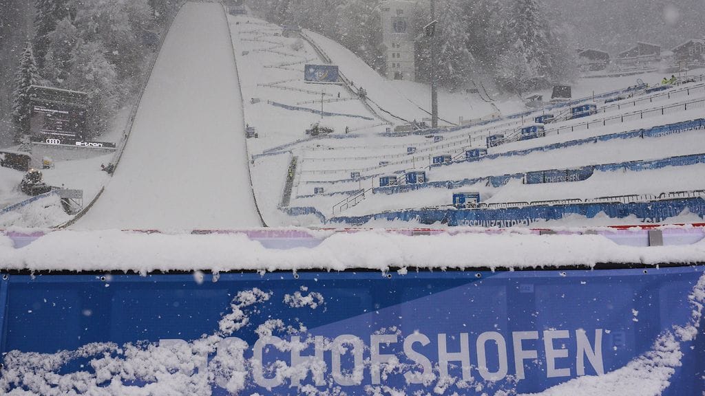 Bischofshofenin mäkikarsinta peruttiin lumisateen vuoksi.
