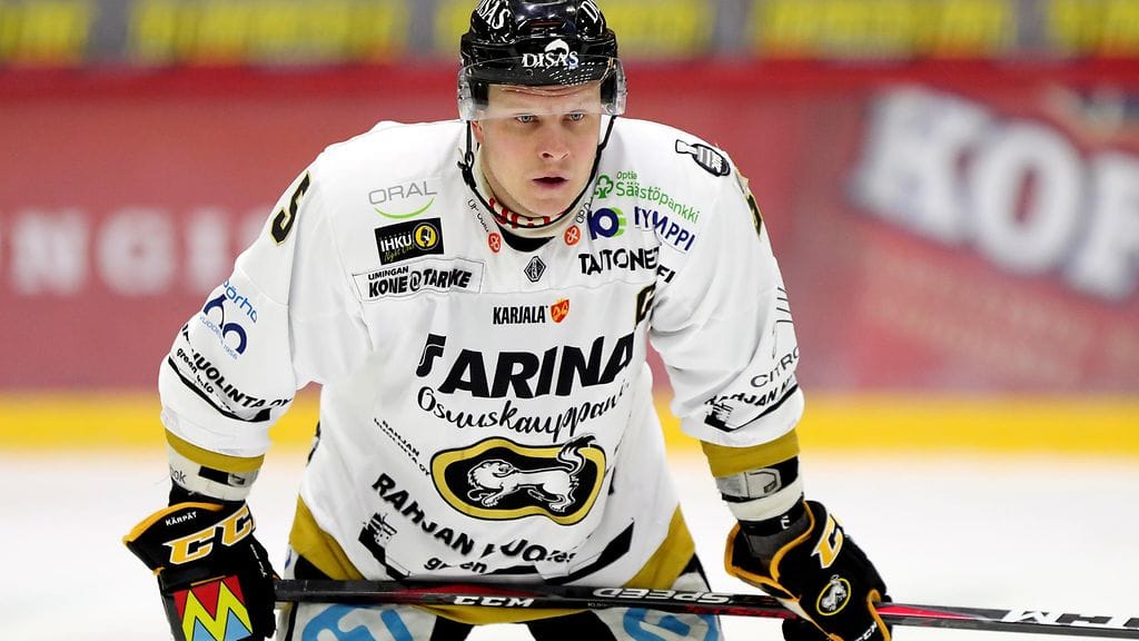 Lasse Kukkosen ottelu Jukureita vastaan päättyi suihkukomennukseen. Arkistokuva.