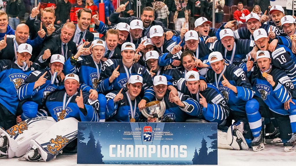 Suomi juhlii nuorten MM-kultaa.